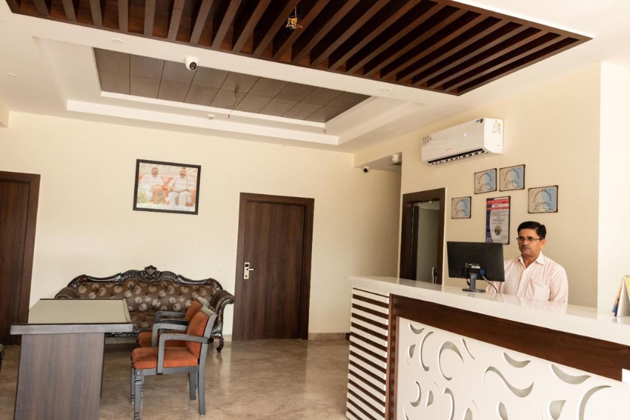 Hotel Sourav Park Inn Agra Агра Экстерьер фото