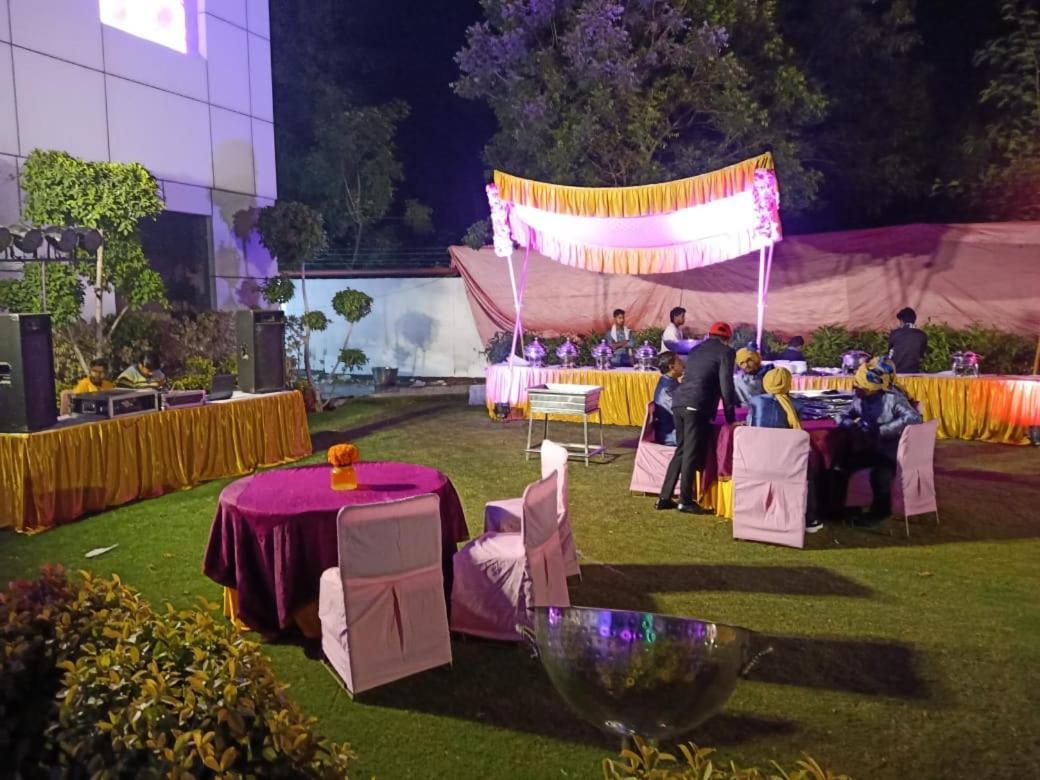 Hotel Sourav Park Inn Agra Агра Экстерьер фото