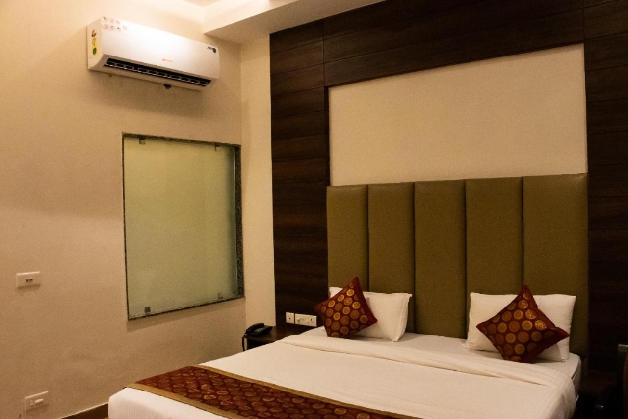 Hotel Sourav Park Inn Agra Агра Экстерьер фото